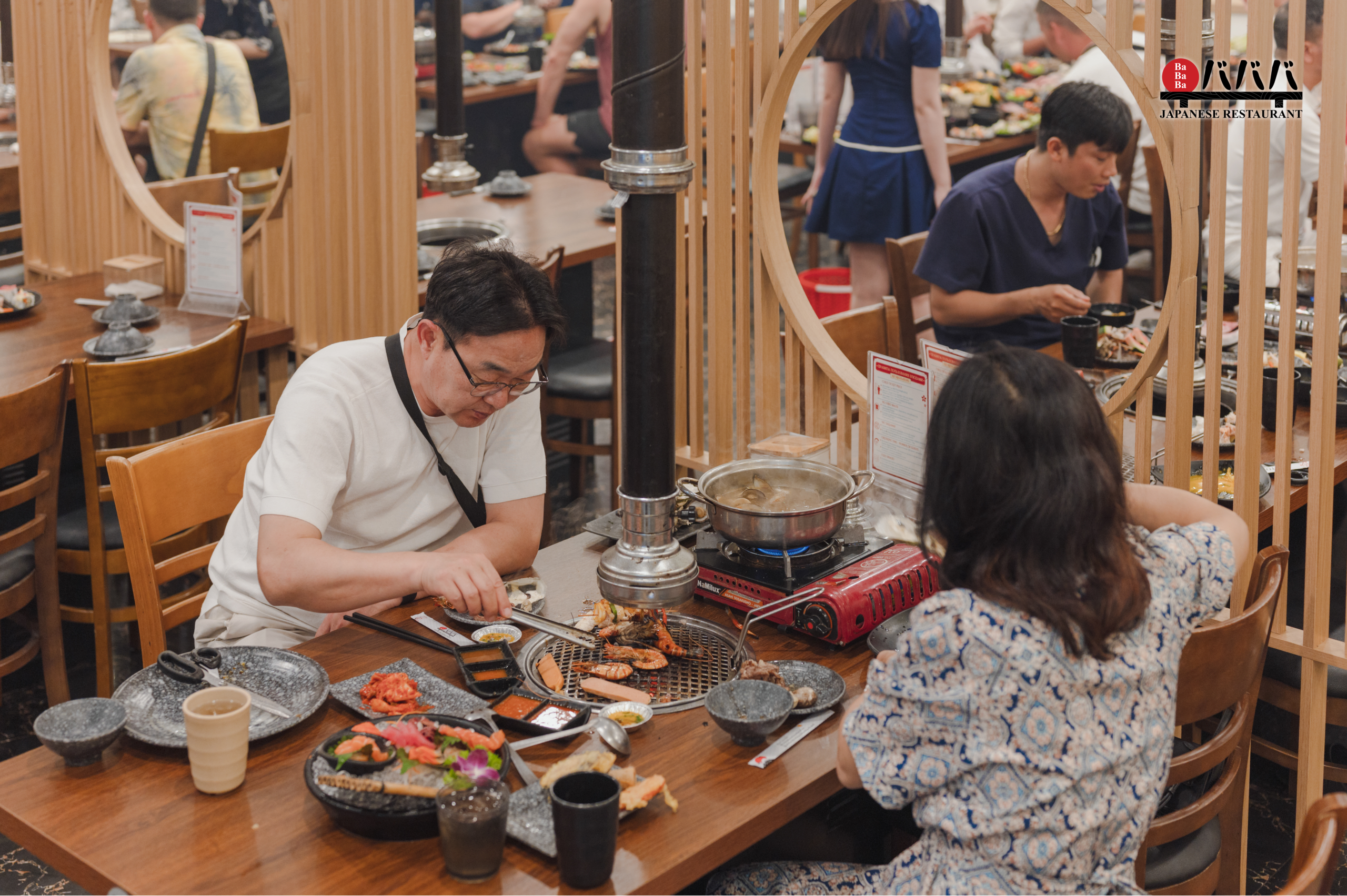 Khách hàng Trải nghiệm lẩu nướng song song
